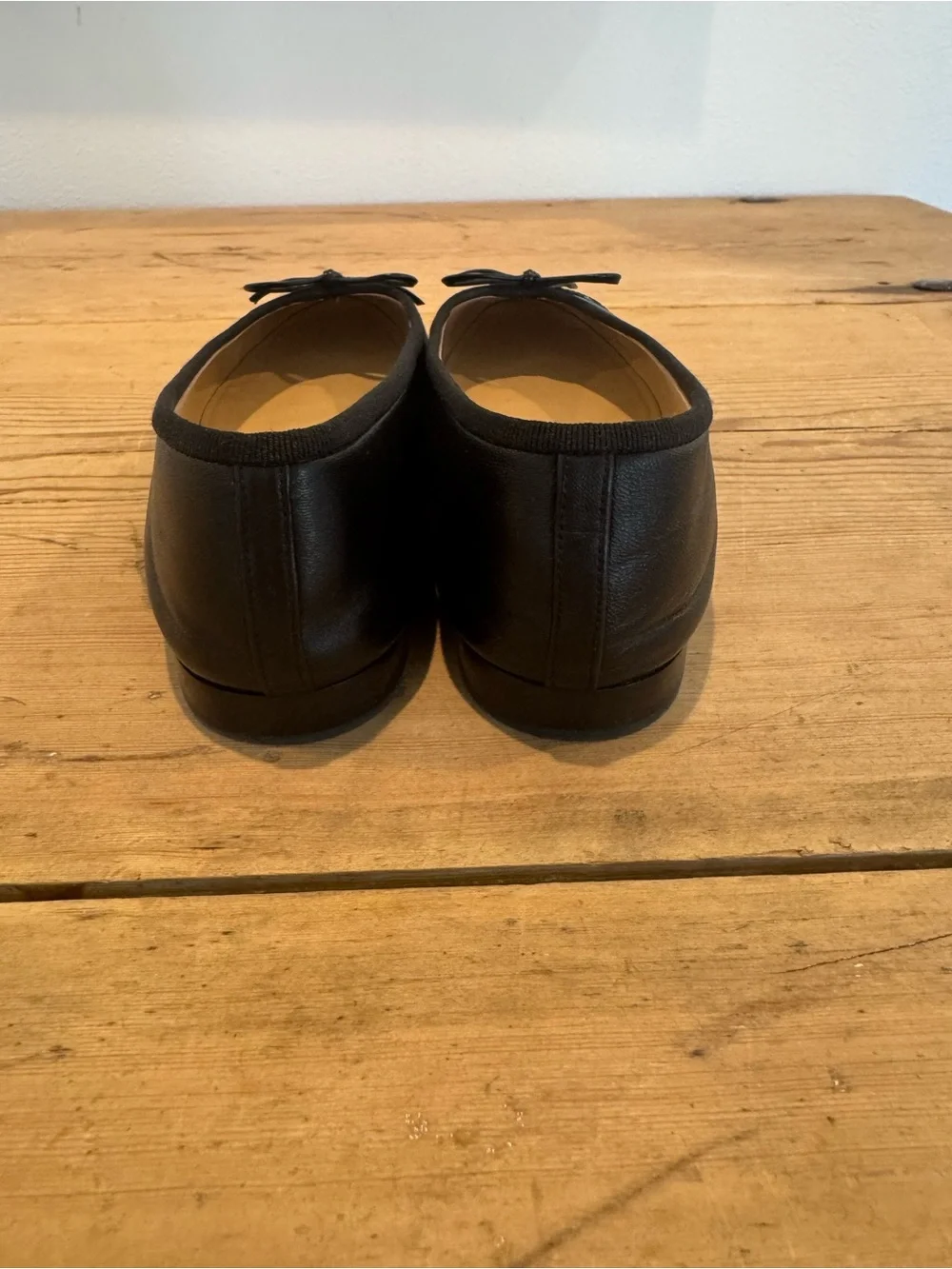 CHANEL Black leather with patent toe flat size 37.5